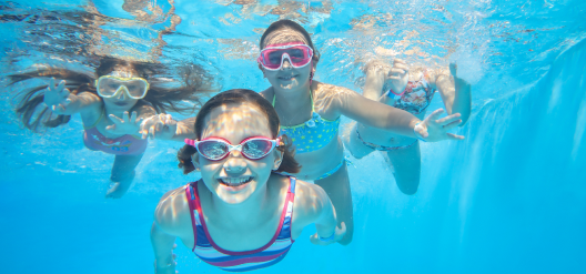 Crianças na piscina